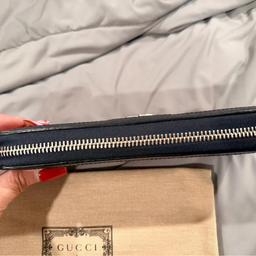 Gucci Beige and Navy Wallet with Red Accent - Picture 5 of 8